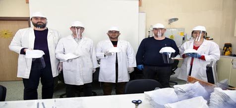 AKÜ Öğretim Elemanlarından Koronavirüs Salgınına Karşı Maske ve Siperlik Üretimi AKÜ Öğretim Elemanlarından Koronavirüs Salgınına Karşı Maske ve Siperlik Üretimi