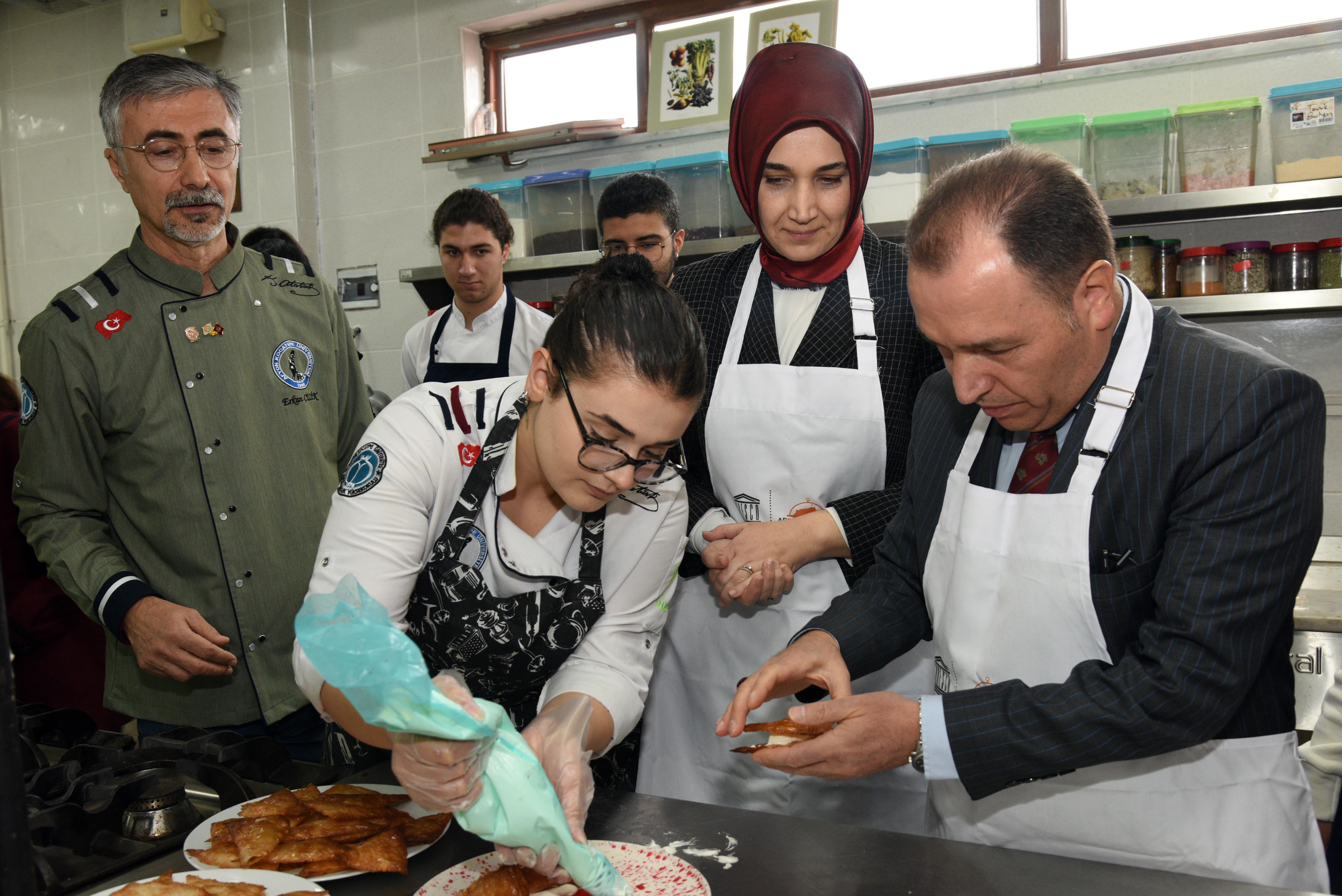 Afyonkarahisar Valisi Doç. Dr. Yiğitbaşı ve AKÜ Rektörü Prof. Dr. Karakaş Aşçılık Programı Sosyal Sorumluluk Etkinliğine Katıldı