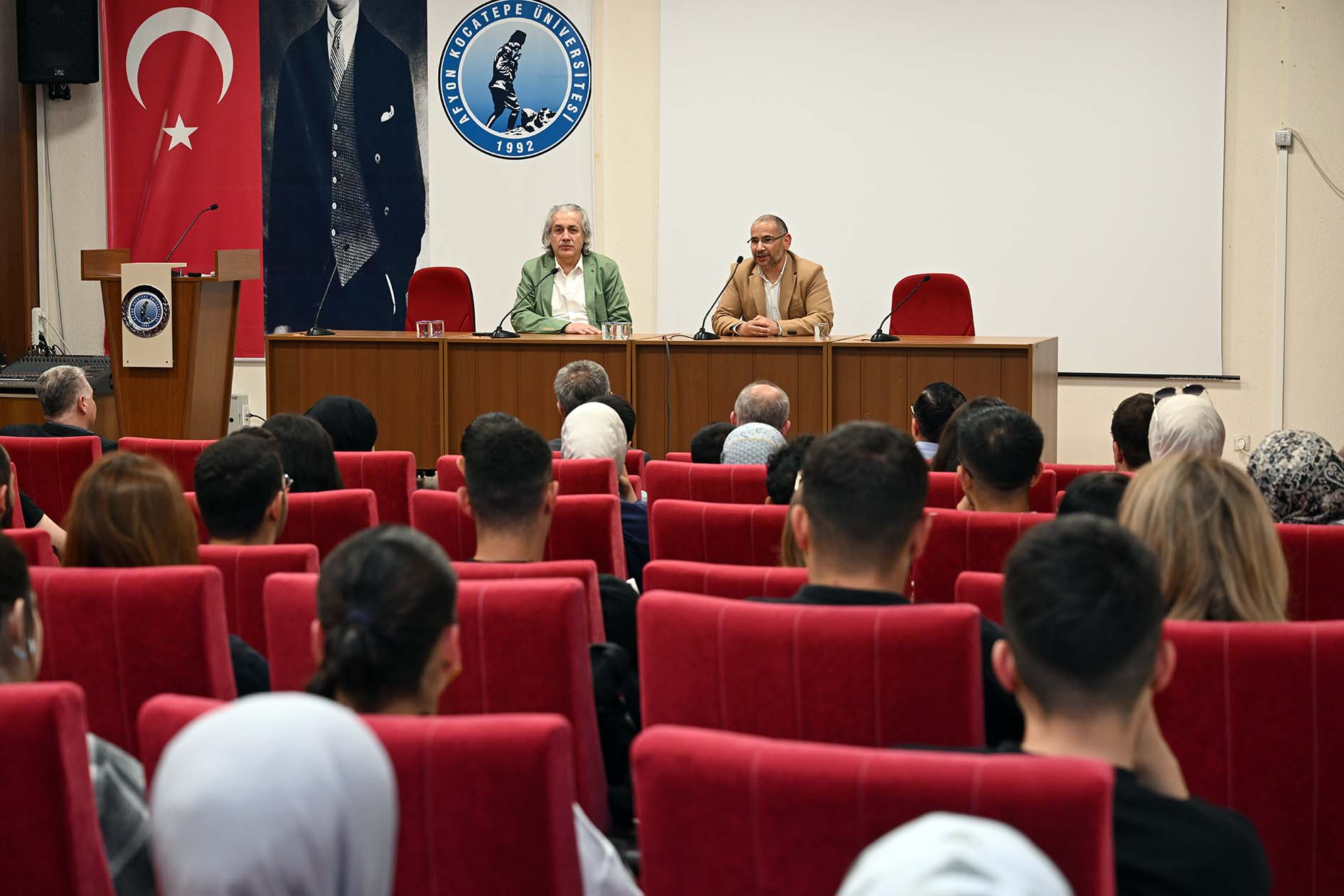 İİBF’de “Şirketlerde İkinci Nesle Geçişlerde Yaşanan Dinamikler” Anlatıldı İİBF’de “Şirketlerde İkinci Nesle Geçişlerde Yaşanan Dinamikler” Anlatıldı