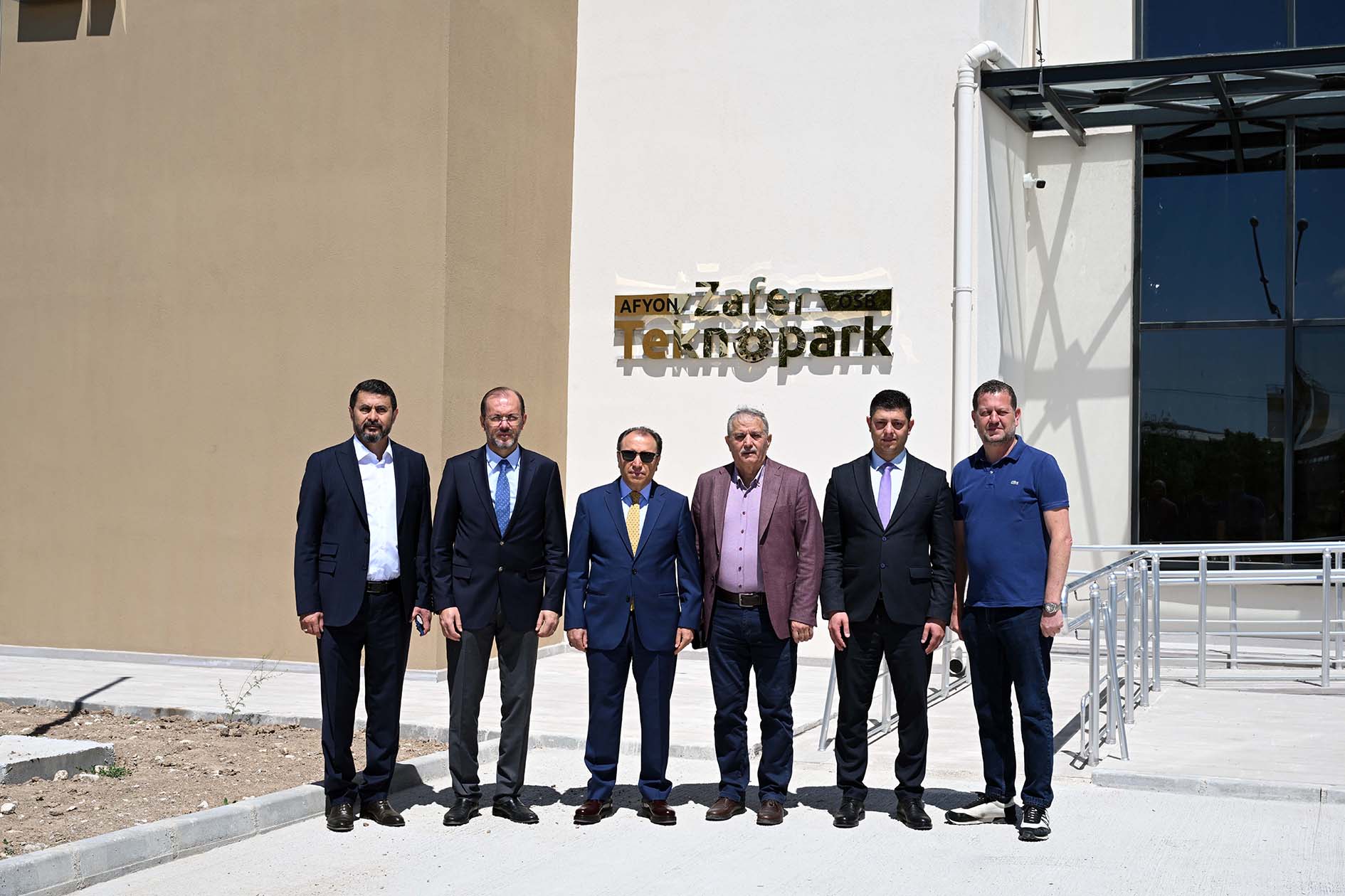 Rektör Prof. Dr. Karakaş yapımı tamamlanan Zafer Teknopark OSB Ek Alanı Teknopark Binasında incelemelerde bulundu