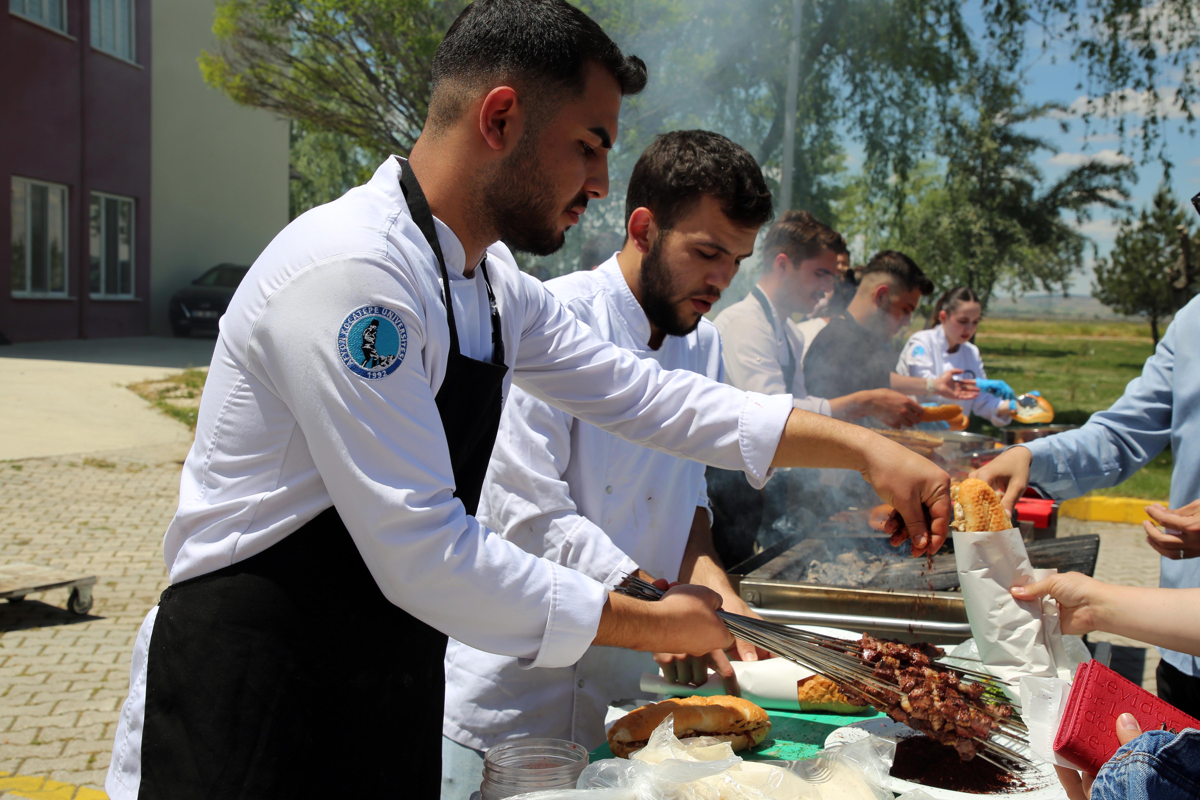 Turizm Fakültesinde Türk Mutfağı Sokak Lezzetleri Festivali Düzenlendi Turizm Fakültesinde Türk Mutfağı Sokak Lezzetleri Festivali Düzenlendi