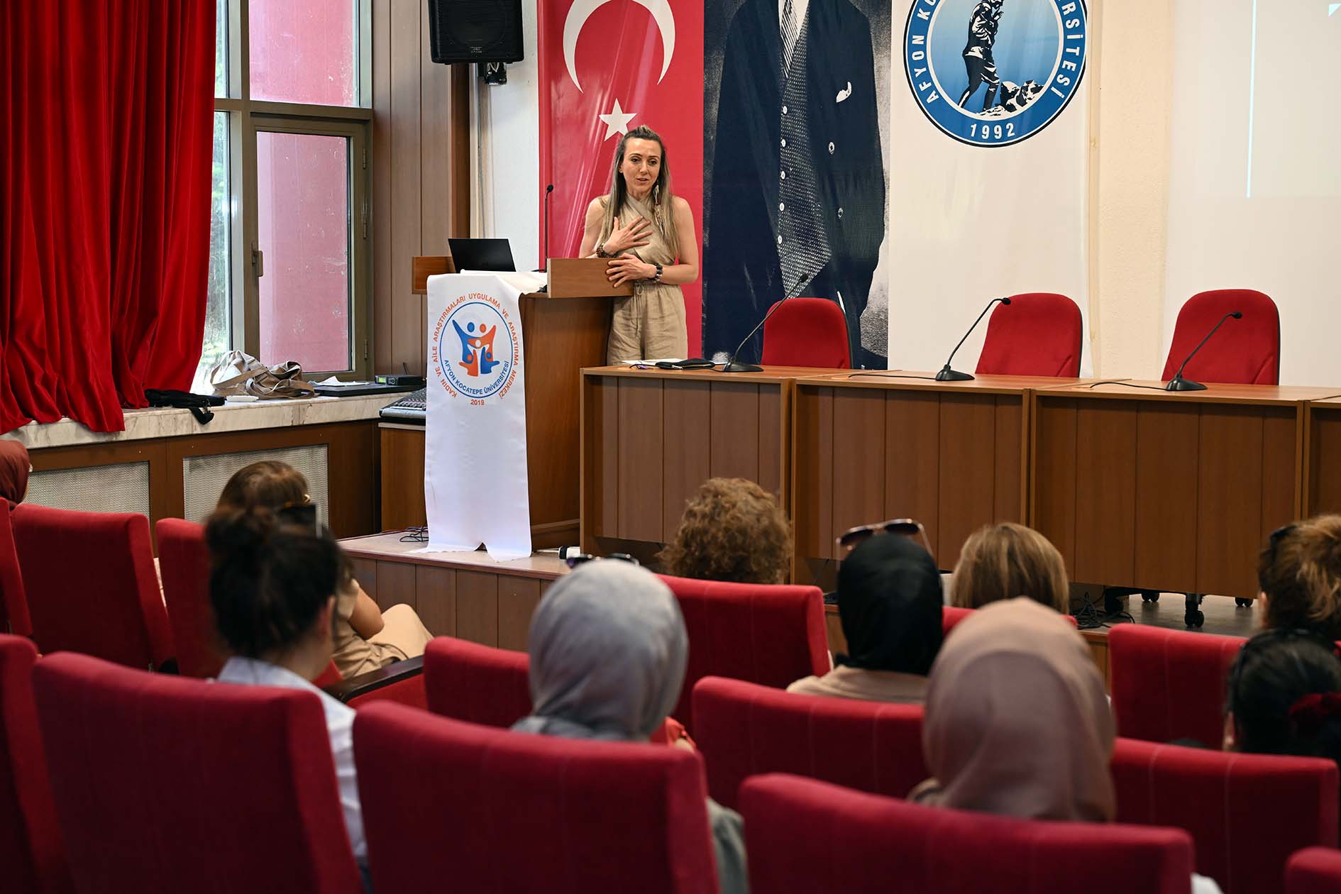 AKÜ’de “Yoga İle Tanışma” Temalı Konferans ve “Bahçe Etkinliği” Düzenlendi AKÜ’de “Yoga İle Tanışma” Temalı Konferans ve “Bahçe Etkinliği” Düzenlendi